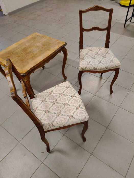 Stolik drewniany z krzesłami