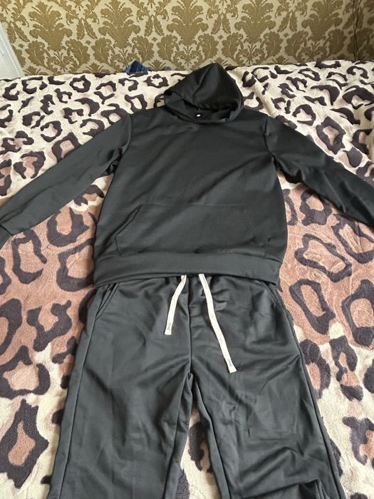Чорний спортивний костюм