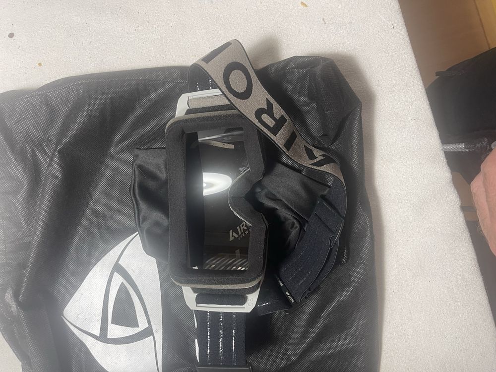 Oculos airoh cross
