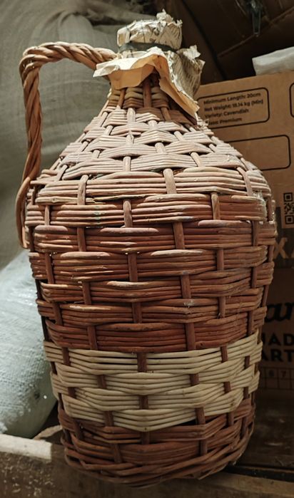 Скляний 10 л бутиль, обплетений лозою