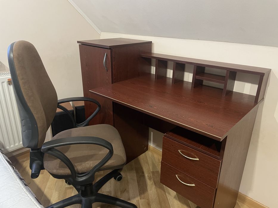 Стіл письмовий компютерний