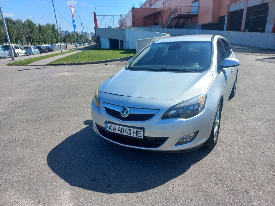 Продам опель астра J.