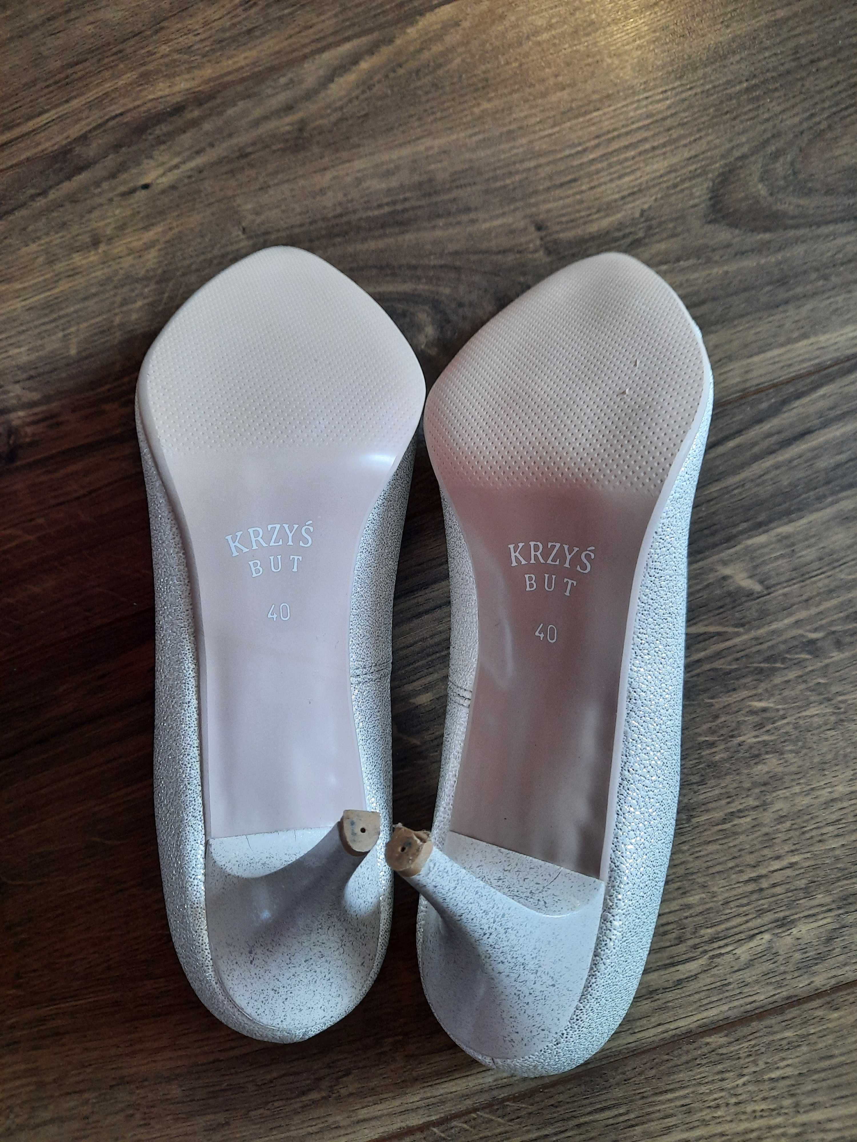 Buty białe, eleganckie do sukienki