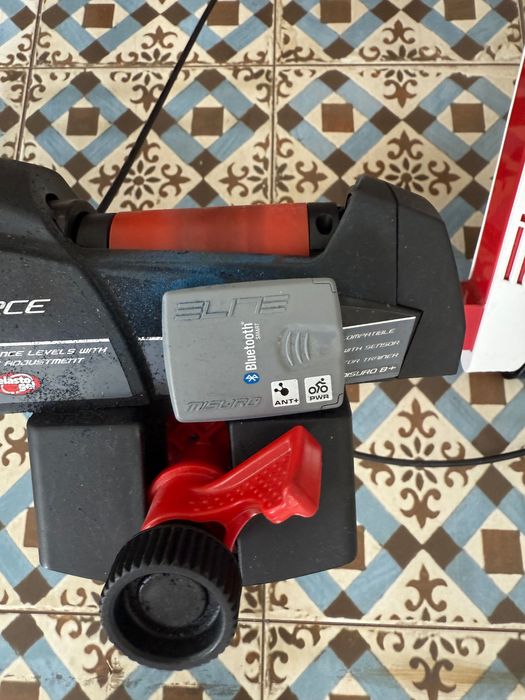 Trenażer rowerowy ELITE z czujnikiem kanedclji Misuro i dętką