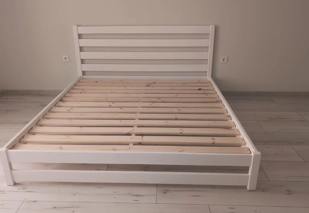 Двоспальне ліжко з масиву дерева