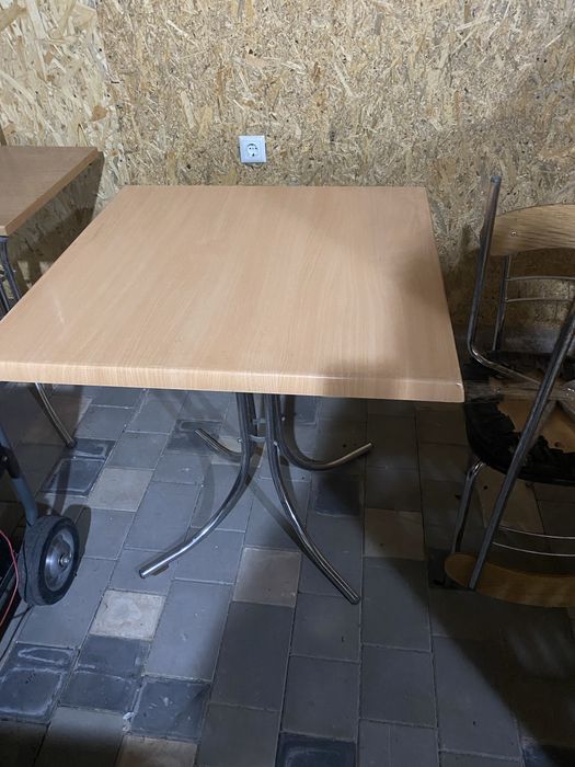 Столи та стілці для кафе, будинки та дачі