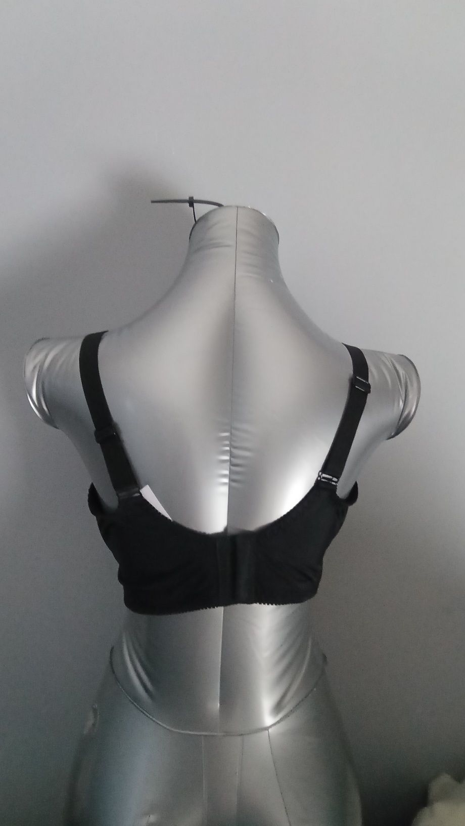 czarny biustonosz marki Curve Muse Lingerie.
Podano rozmiary dla różny