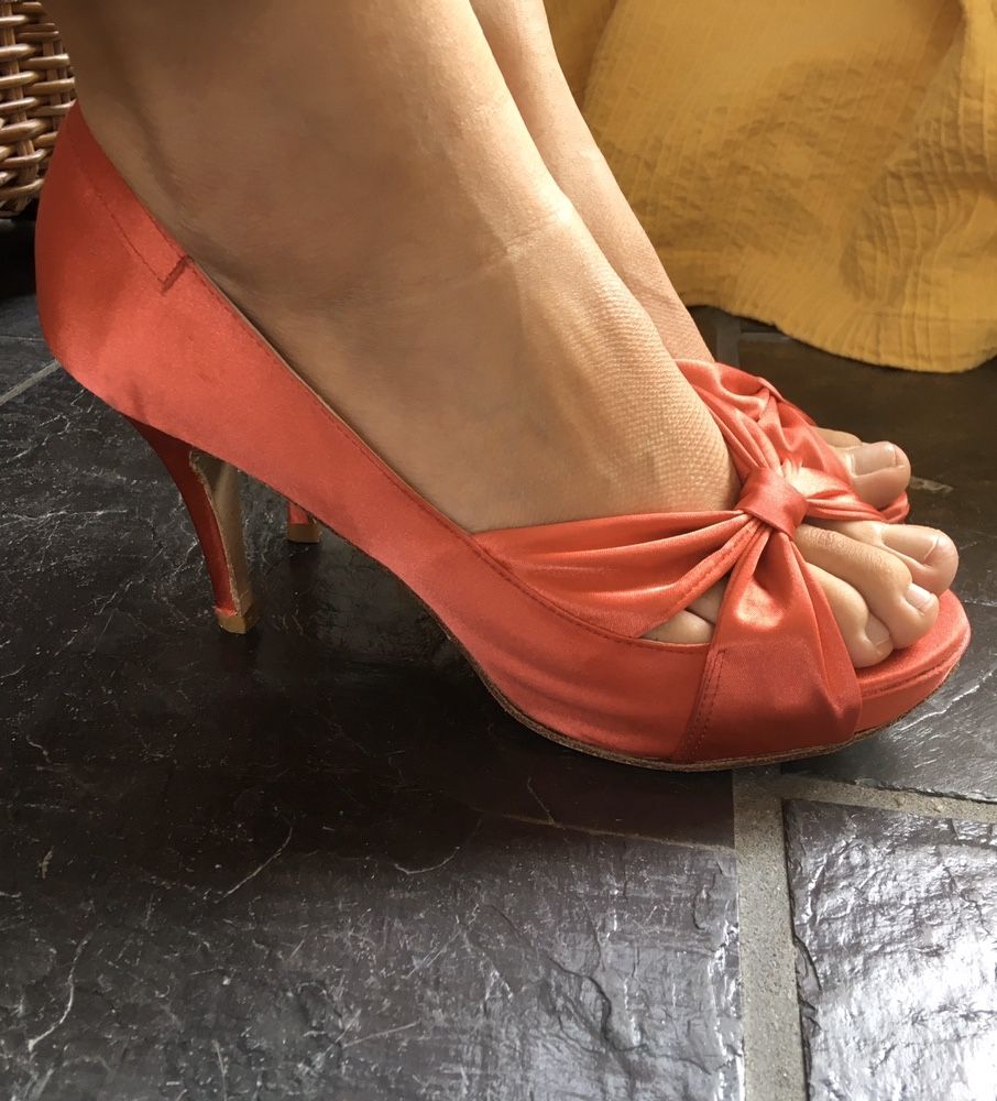 Sapatos de festa Zilian em cetim, salto agulha, cor coral