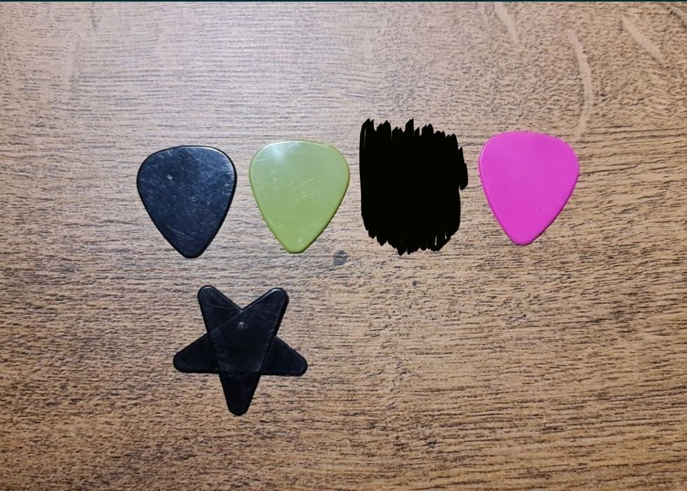 4szt kostki gitarowe: 3-zwykłe + gwiazdka