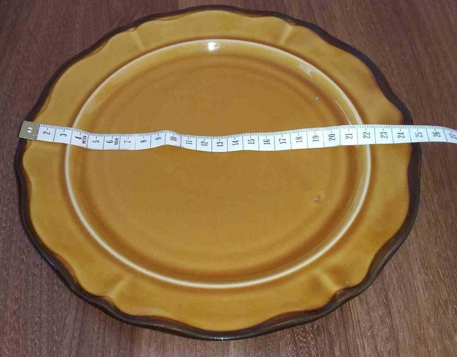 Zestaw ceramicznych talerzy obiadowych deserowe i tace brązowe falbany