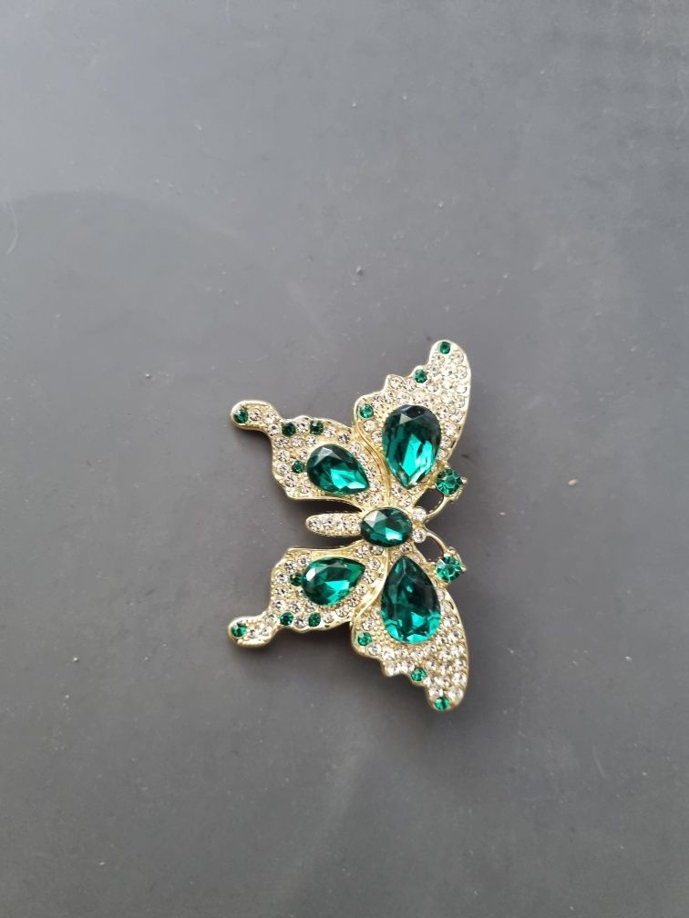 Elegancka Broszka Motyl z Zielonymi Kryształami i Cyrkoniami