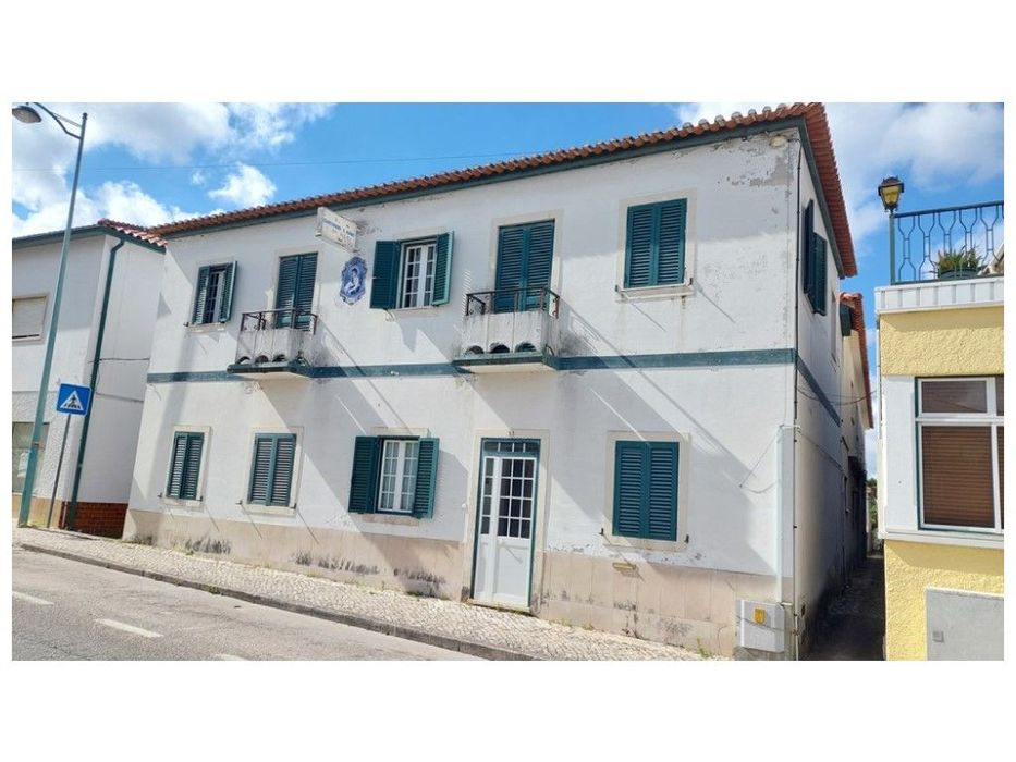 Prédio, antiga 'Pensão Cantinho de S. João', no centro de Monte Real.