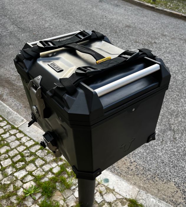 Top case SW MOTECH com base adaptadora para pegas sw motech