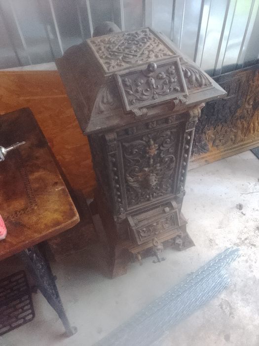 Zabytkowy piecyk żeliwny