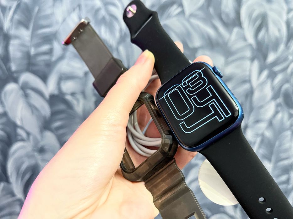 Apple Watch 7 (45 mm) шикарное состояние + ремешки! A2474