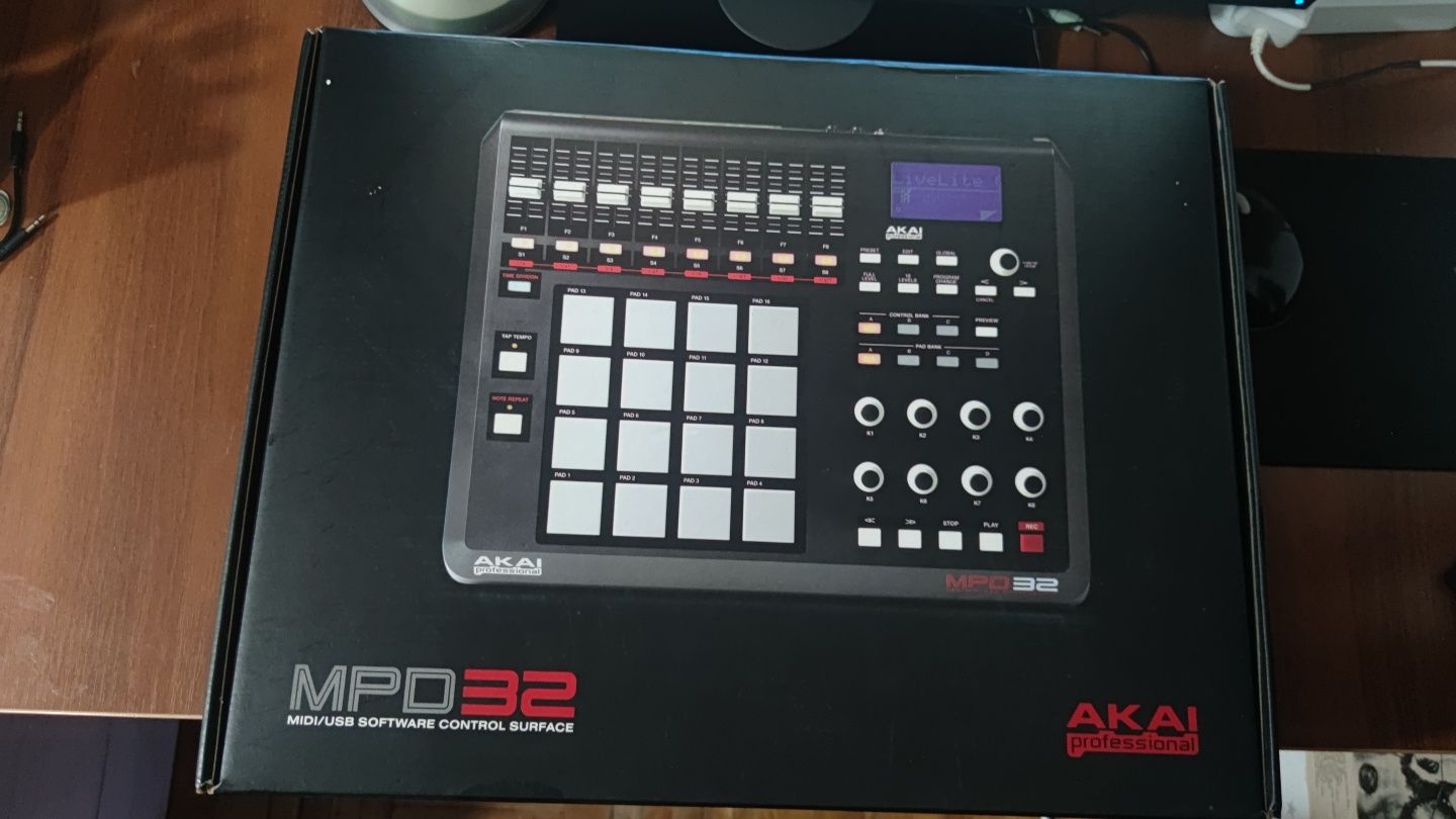 AKAI MPD 32  midi controller в  отличном состоянии ,