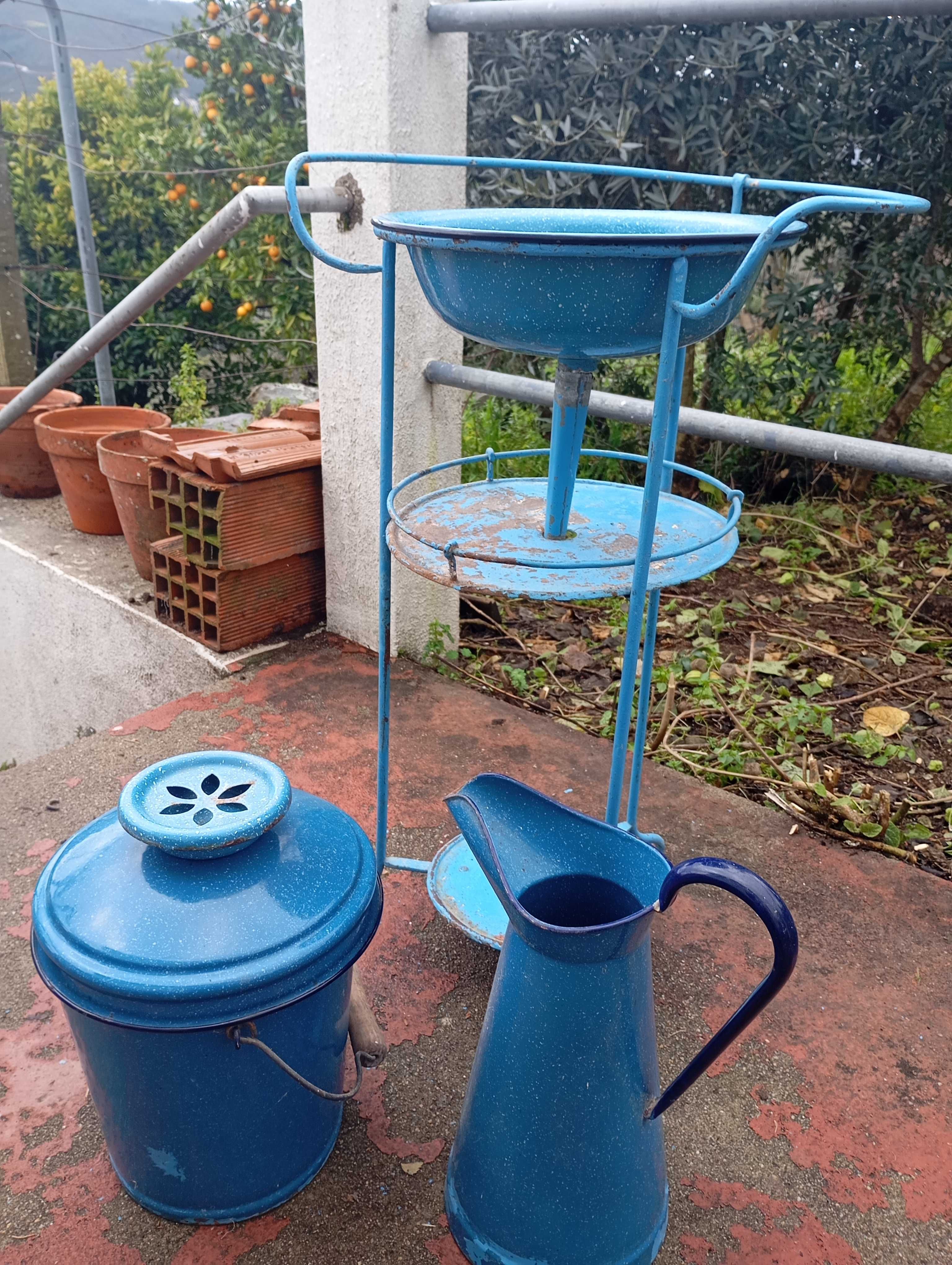 Lavatório vintage c/ balde jarra e saboneteira