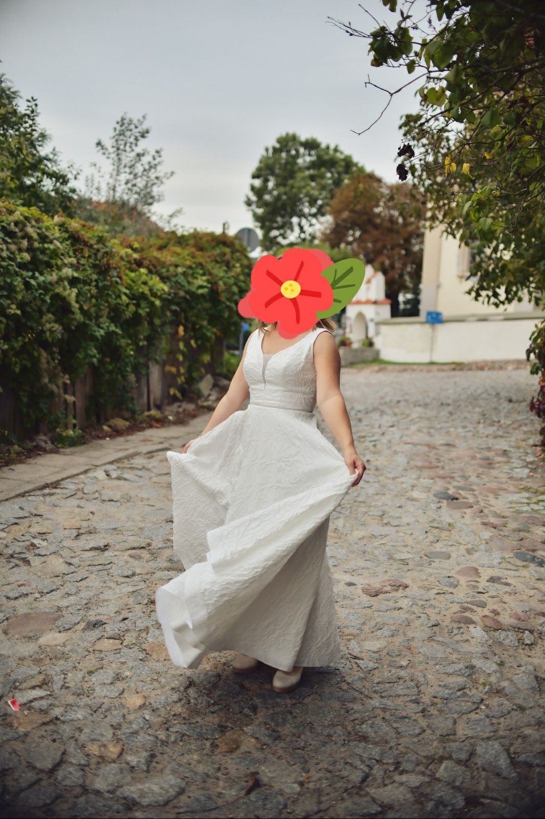 Suknia ślubna żakardowa