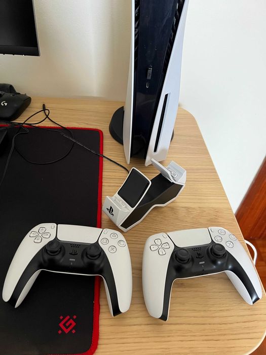 PlayStation 5 825GB (CFI-1216A), com leitor de discos.