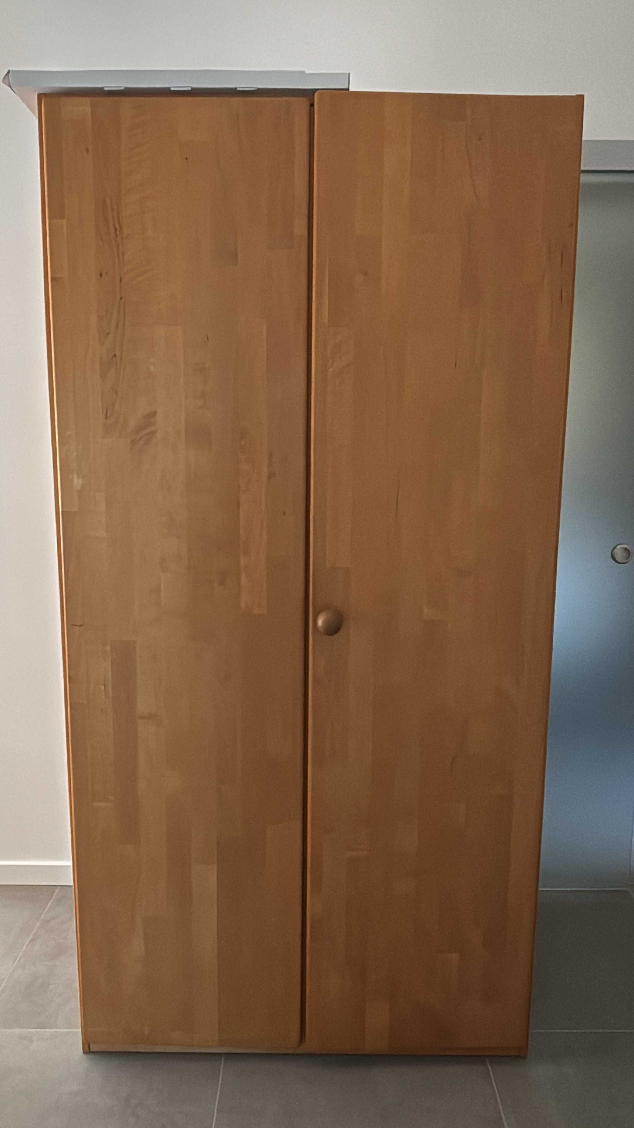 Guarda-roupa em madeira maciça.