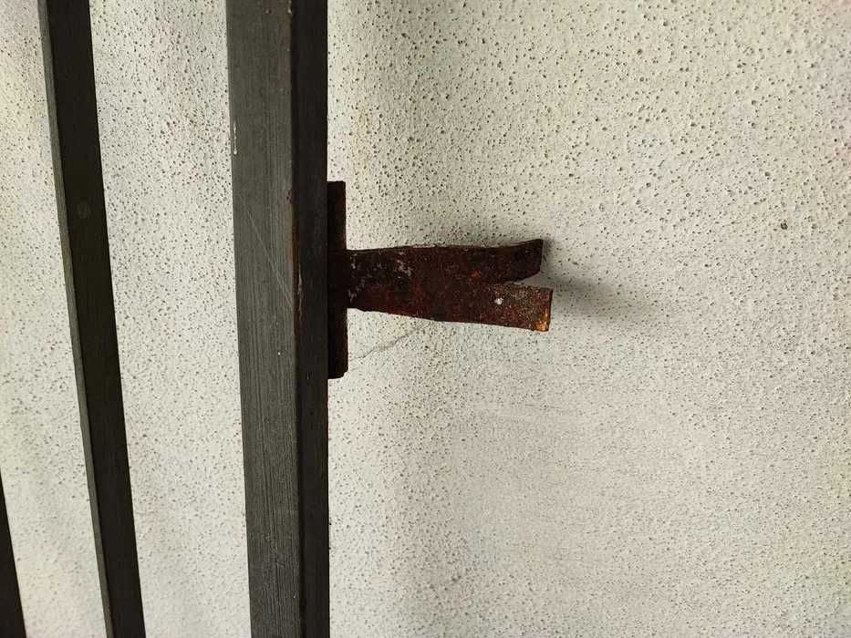 Portão em ferro com fechadura e dobradiças