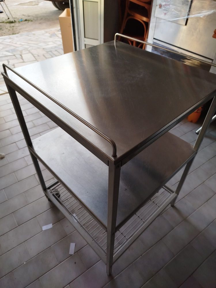 Mesa de apoio com rodas