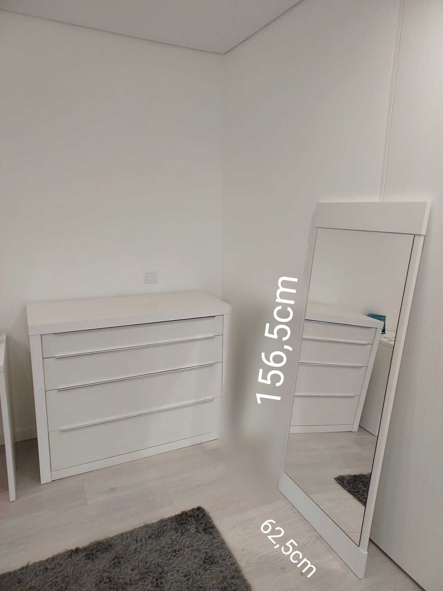 Móvel e  espelho