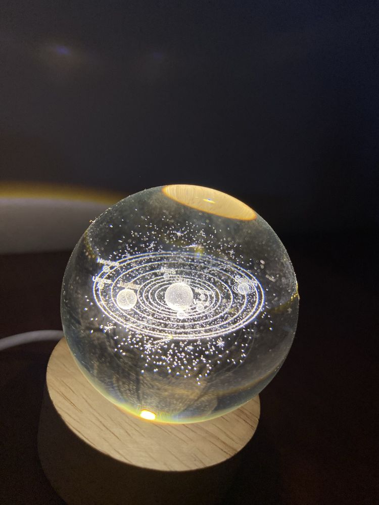 Lampka LED 3D Układ Słoneczny – Kula szklana + drewniana podstawka
