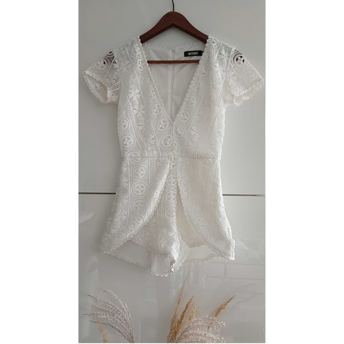 Białe koronkowe body, kombinezon styl boho