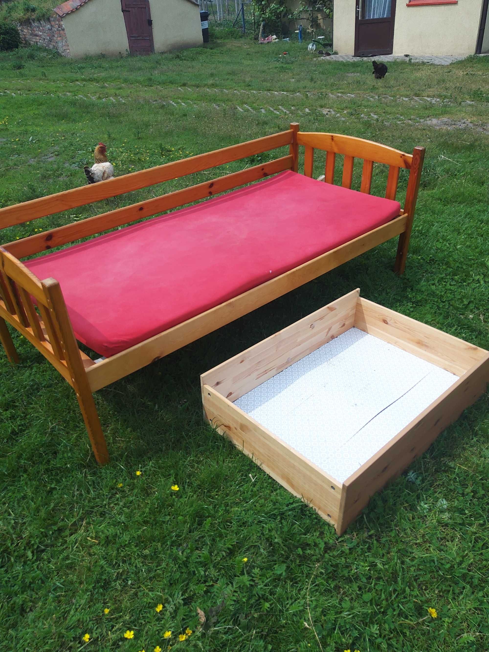 Łóżko sosnowe dziecięce z materacem i szufladą.