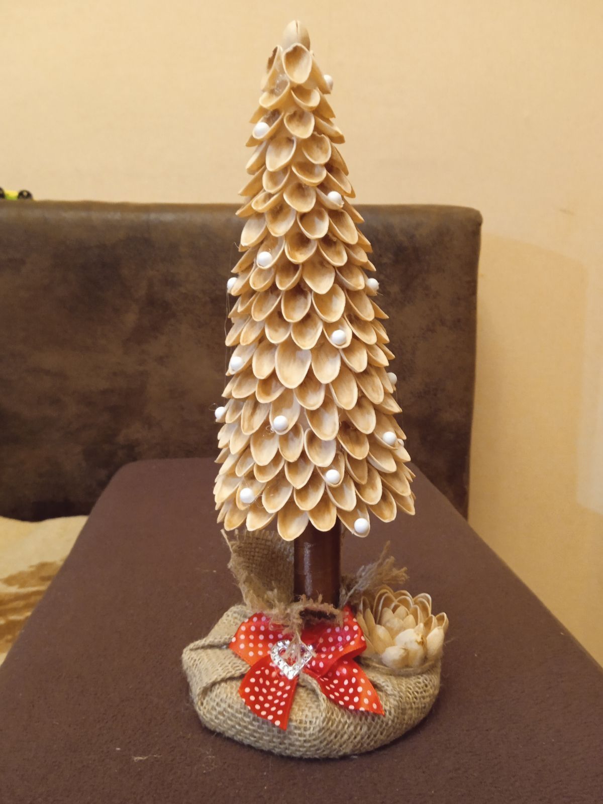 Choinka z łupinek pistacji - oryginalna ozdoba świąteczna