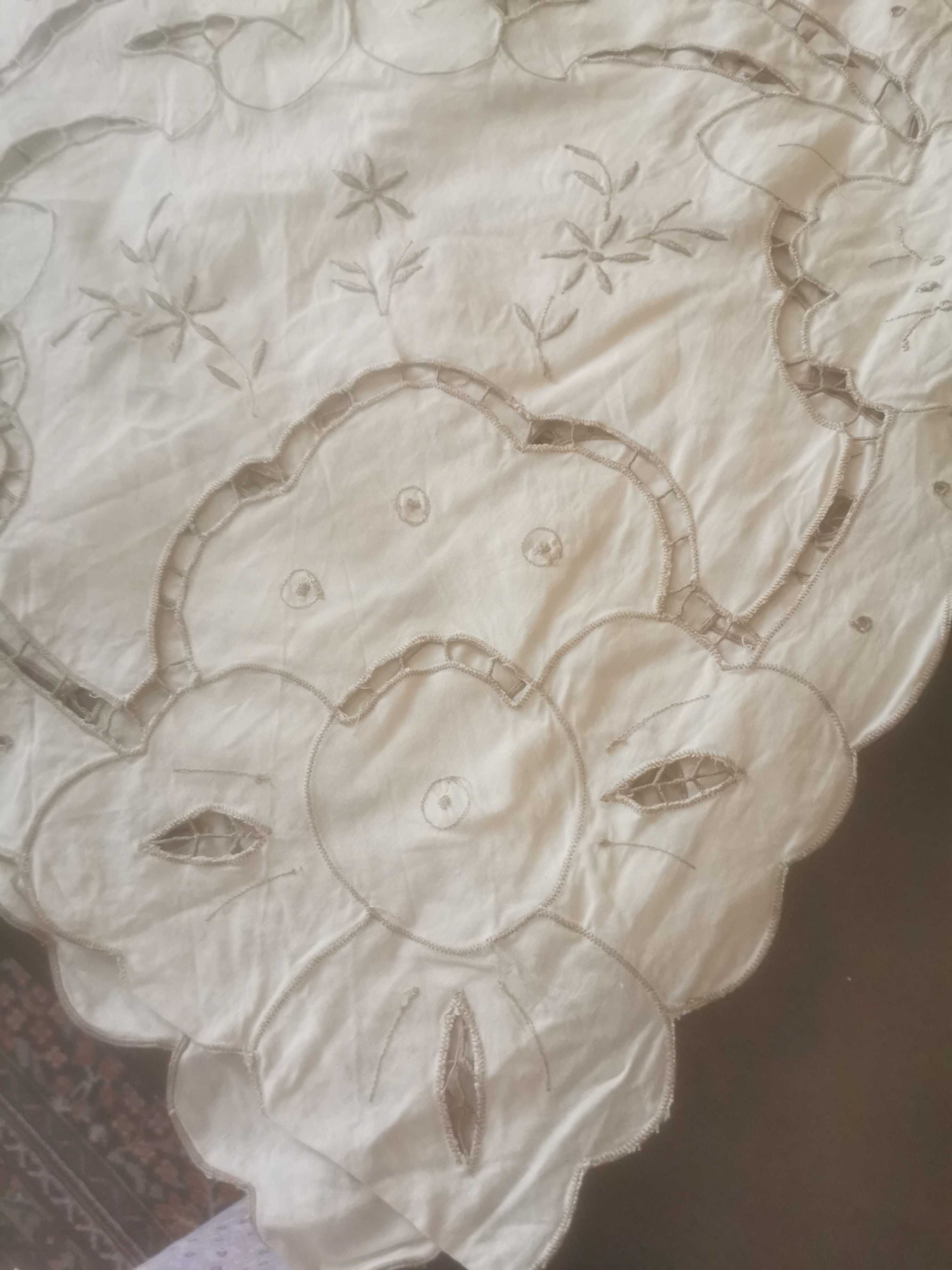 Toalha de mesa cor creme com bordados