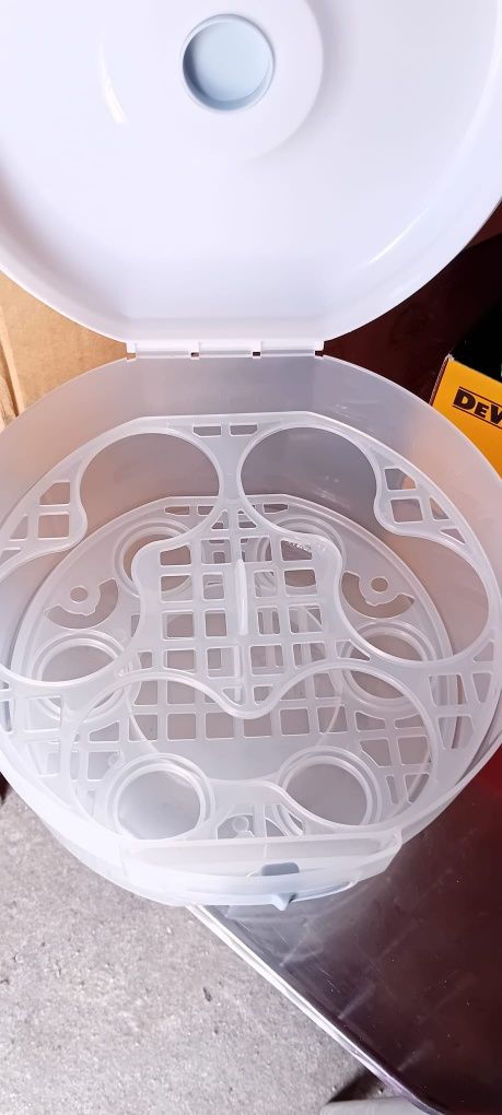 Esterilizador de biberão Tommee Tippee com água e pastilhas