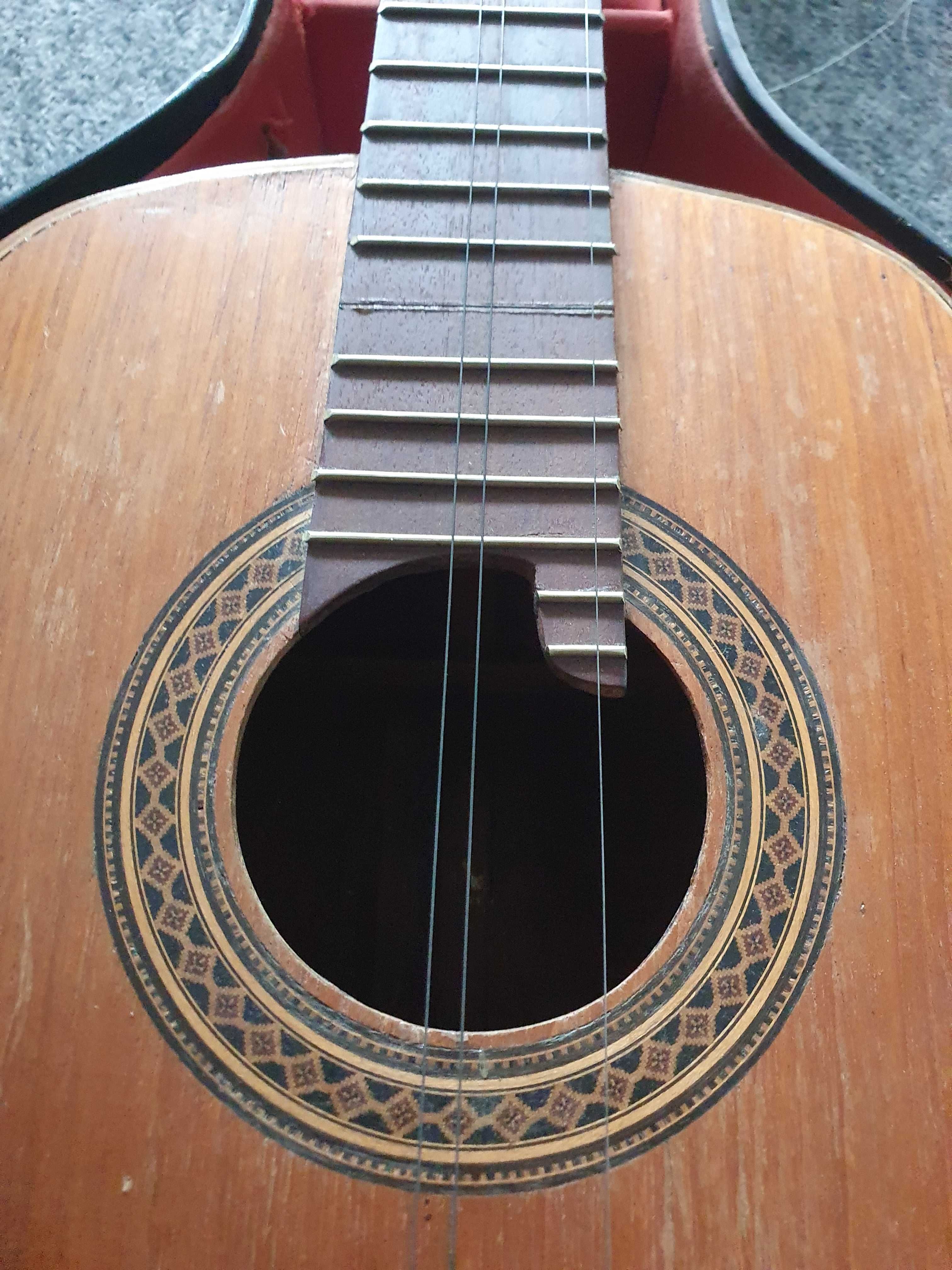 Stara gitara klasyczna - uszkodzona