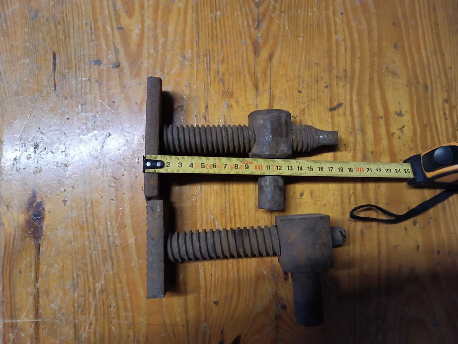 винт с упорной гайкой на тиски