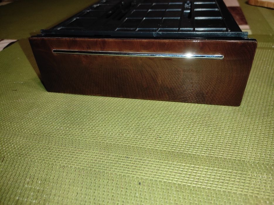 Бардачок  Шкода Суперб 1