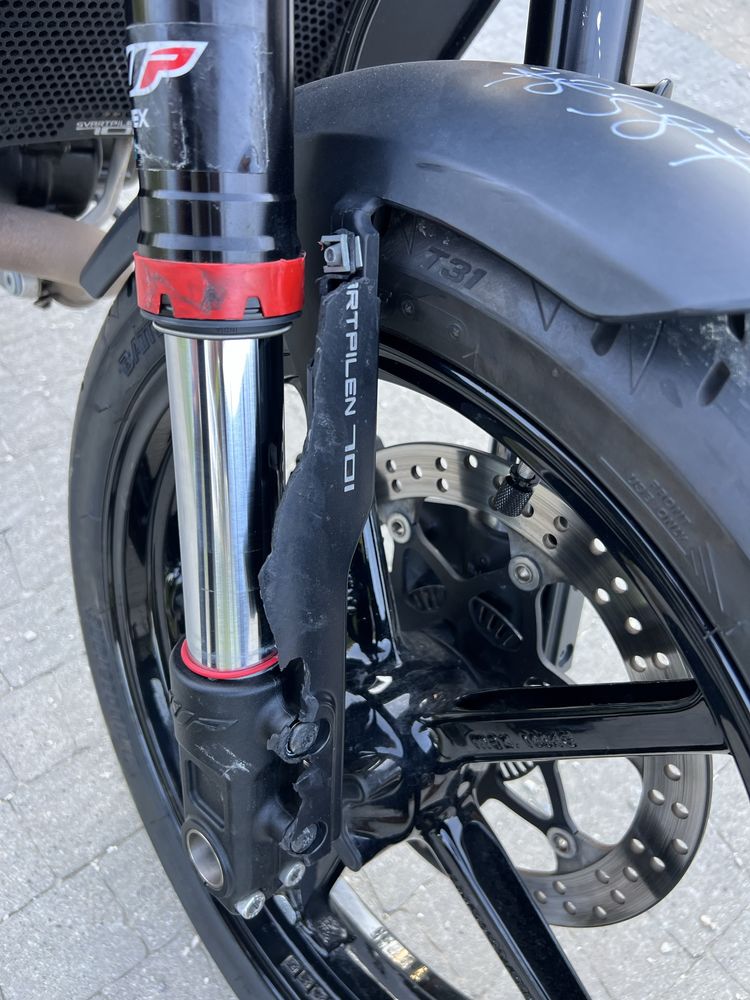 Husqvarna Svartpilen 701 ! Akrapovic ! Vitpilen