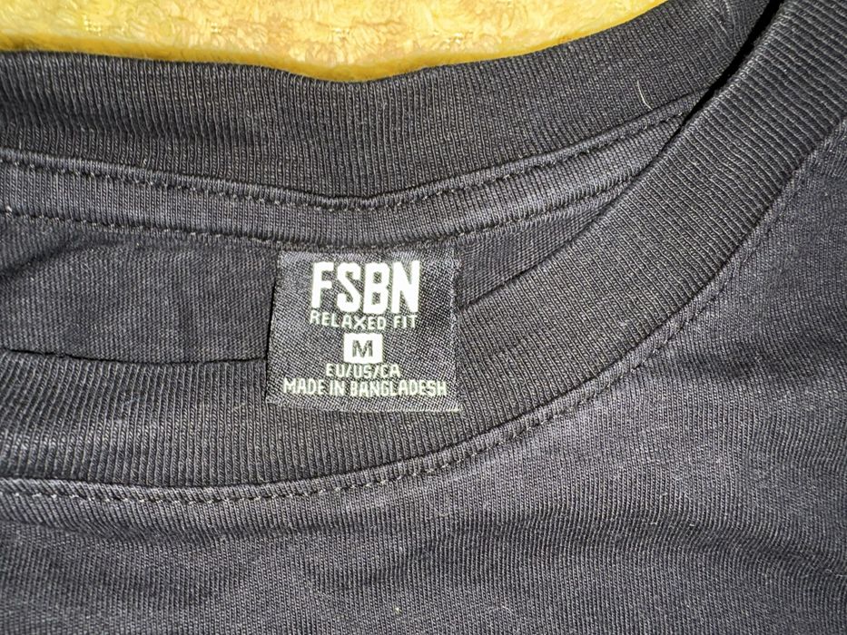 Czarna koszulka z nadrukiem