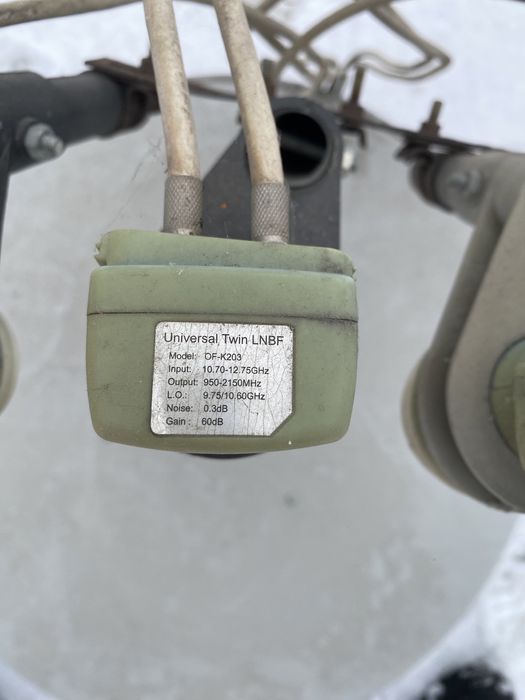 Супутникова тарілка з трьома конвертерами( головками)