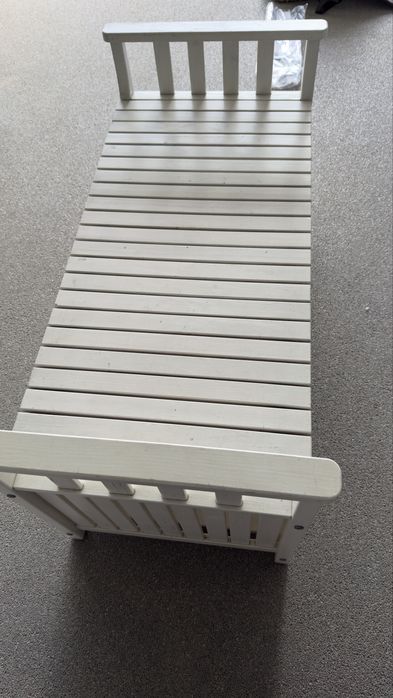 Banco exterior de madeira em branco