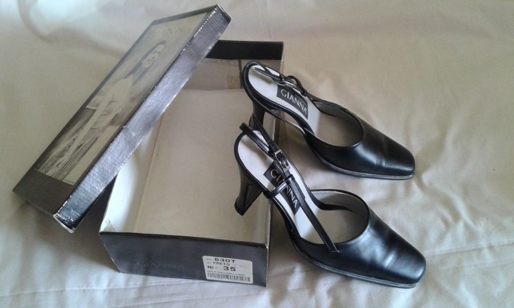 sapatos pretos com presilha atrás