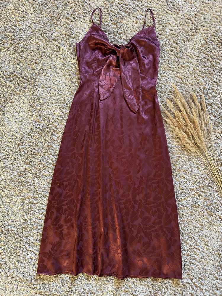 Шелковое платье миди на бретельках сатиновое платье червона сукня міді