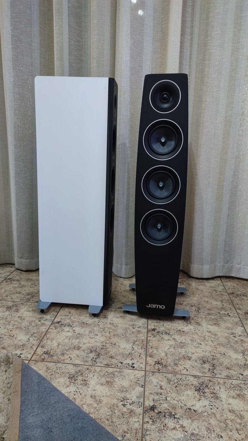 Vendo par de colunas Jamo c97