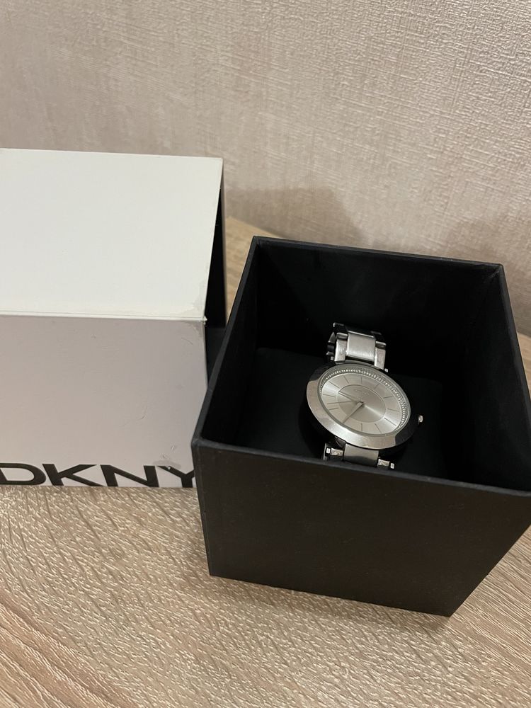 Продам часы DKNY