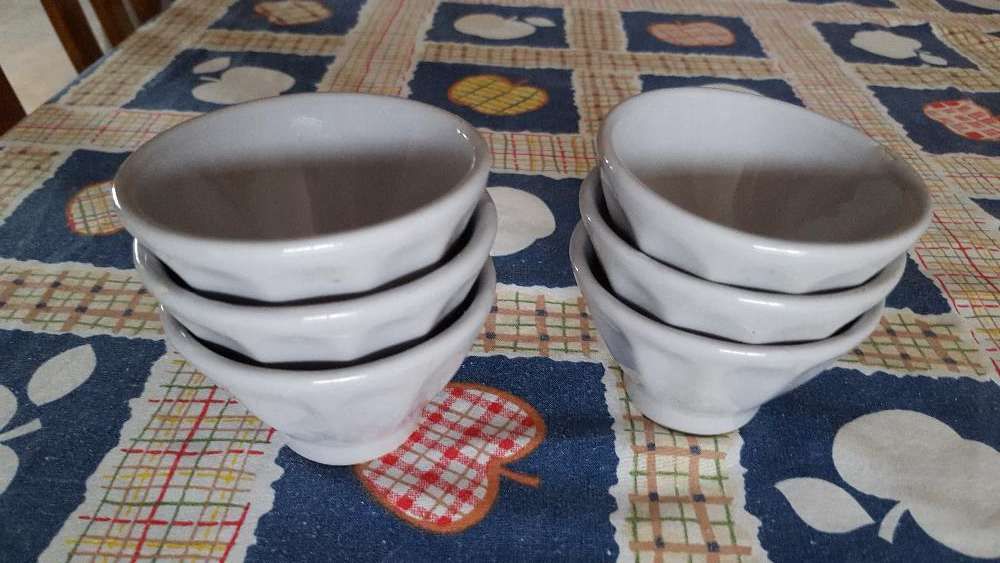 Taças pequenas cinzentas