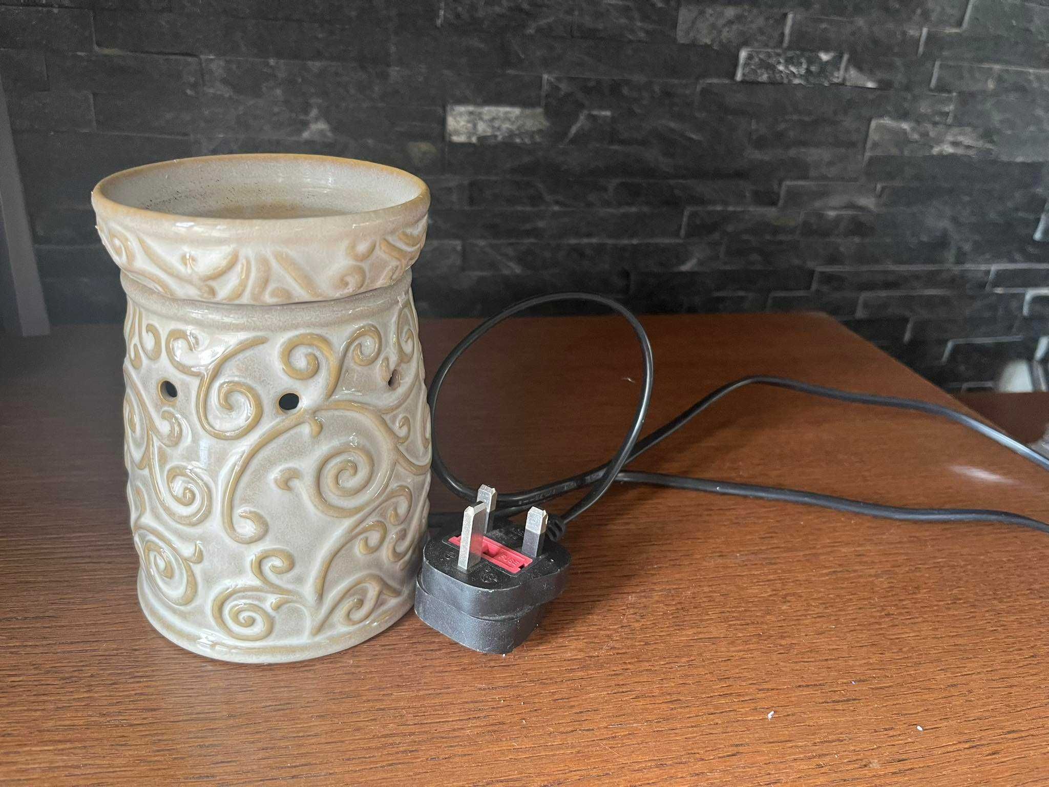 Ceramiczny kominek zapachowy elektryczny