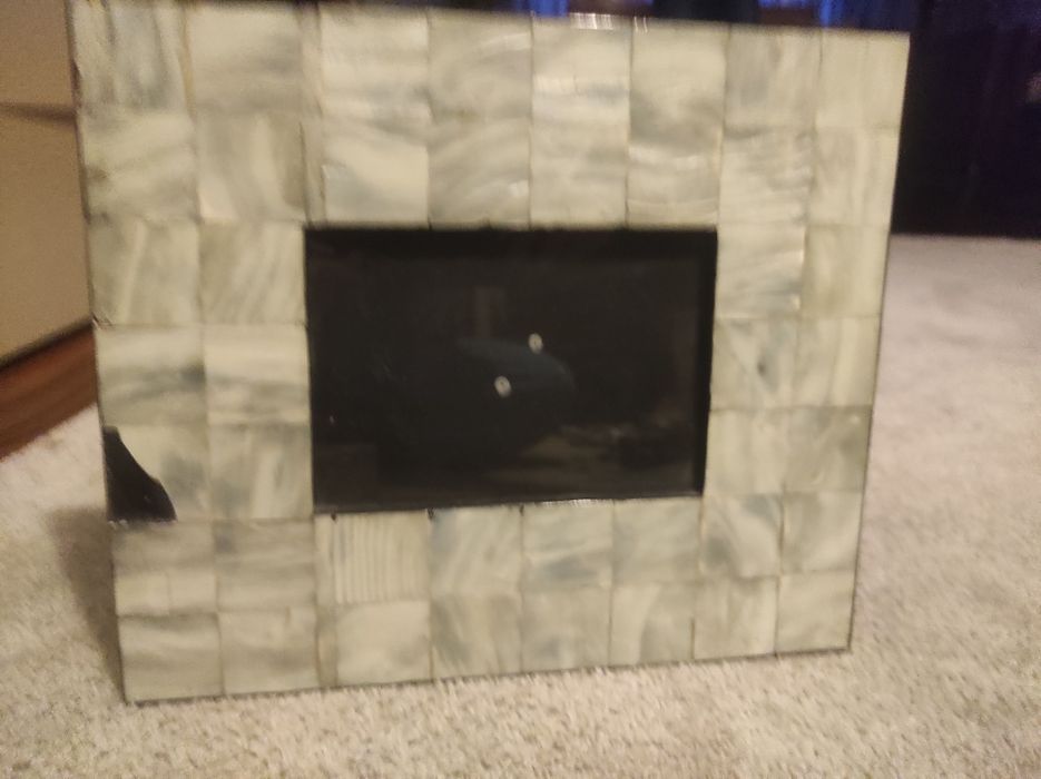 Conjunto de moldura, porta vela e caixa em madrepérola:
- porta vela c