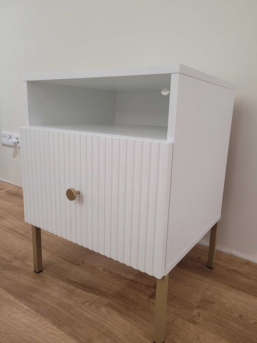 Biała szafka nocna ryflowana Viena z szufladą, złote nogi