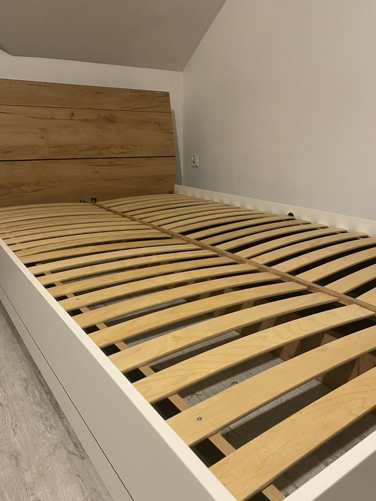 Łóżko 120x200, białe z elementami w odcieniu dębu.
