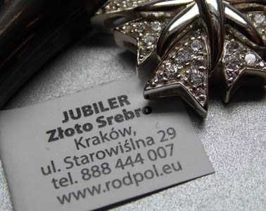 Srebrna zawieszka z cyrkoniami ciekawy wzór.